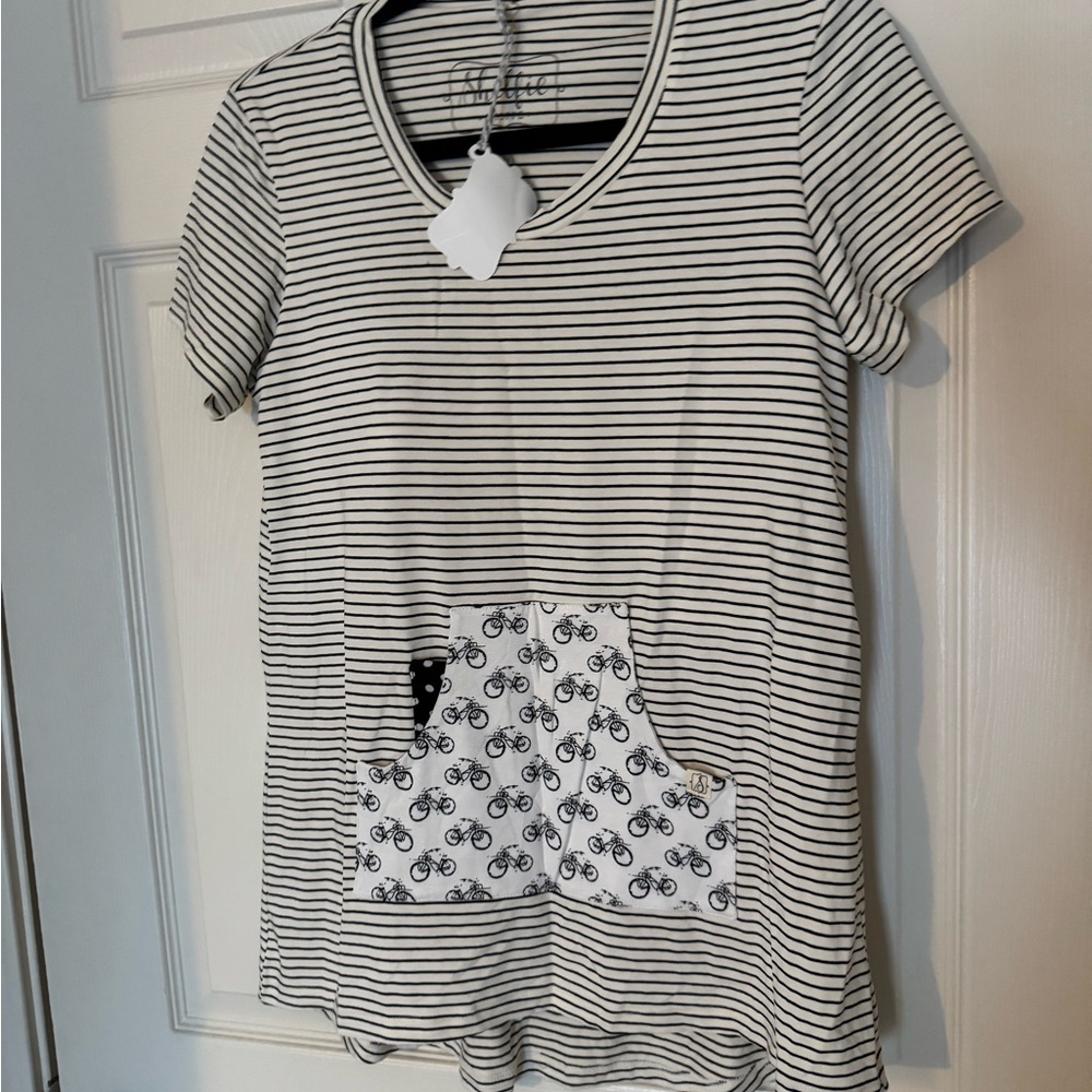 NWT Shelfie Kangaroo Pocket Hi-Lo Top with built-in shelf bra. Size XL